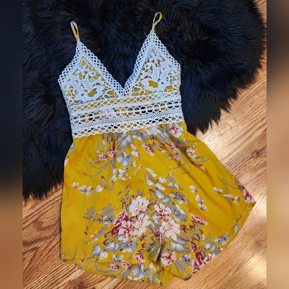 Golden Yellow Floral Print Romper Women’s Size Medium